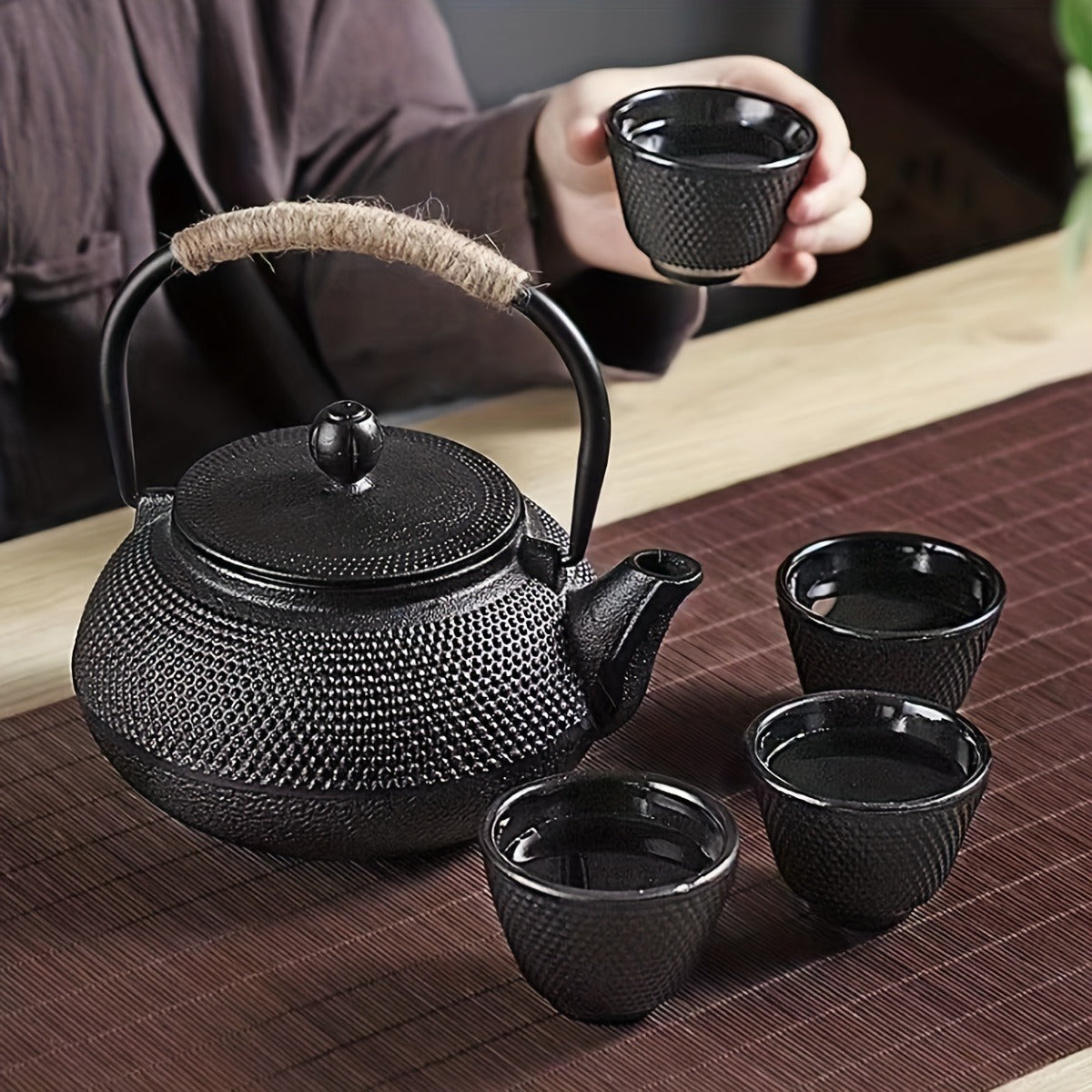Cast Iron Teapot, Japanese Style, Tea Kettle with Removable Stainless Steel Infuser Internal Enamel Iron Teapots with classic style, Beautiful Pattern