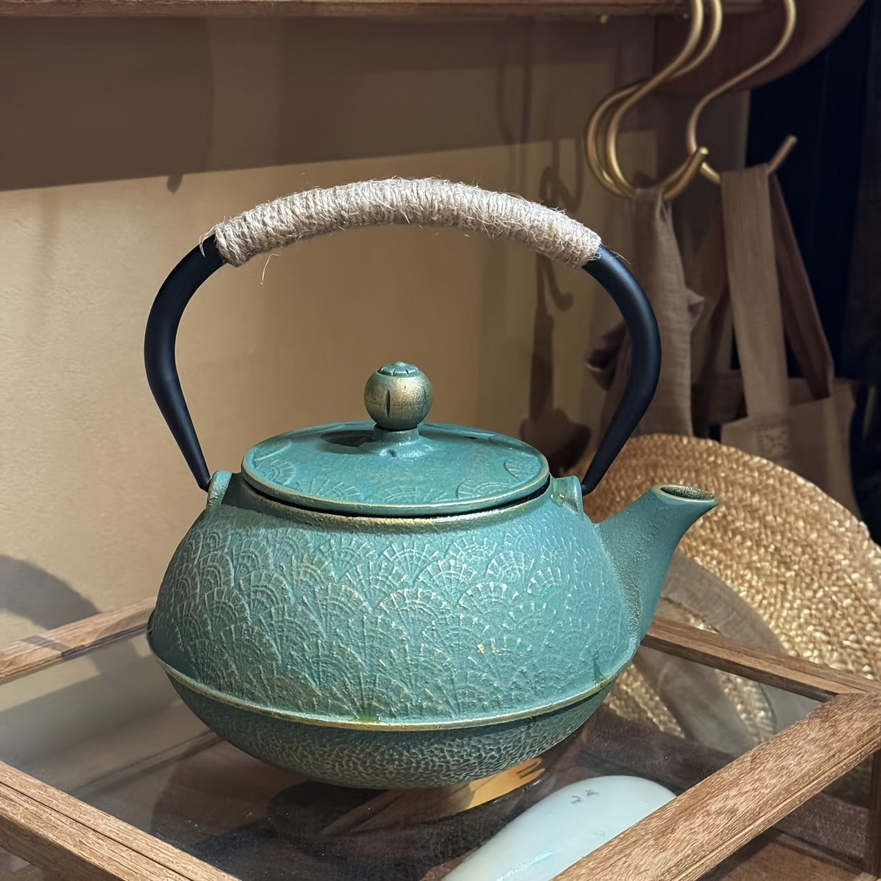 1pc, Vibrant Green & Golden Fan Pattern Cast Iron Enamel Teapot - Whimsical Tea Infuser Teapots with Removable Stainless Steel Filter, Perfect for Gift Giving, Birthday, Holiday, Tea Accessories and Enthusiasts